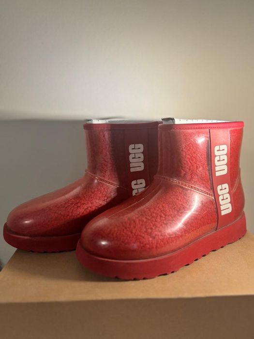 Червоні UGG в пілвці