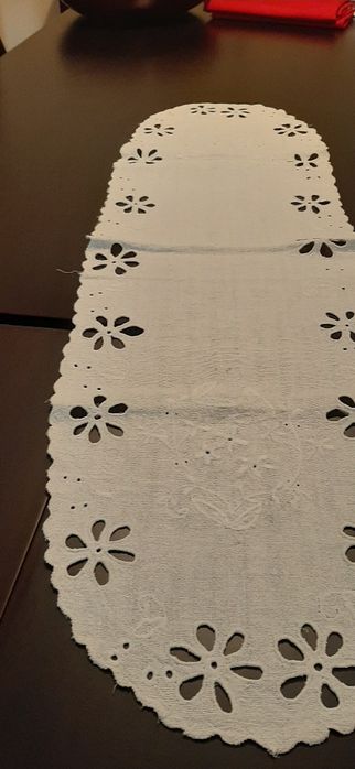 Pano de mesa bordado em linho