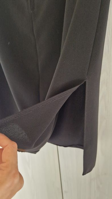 Prosta czarna spódnica przed kolano