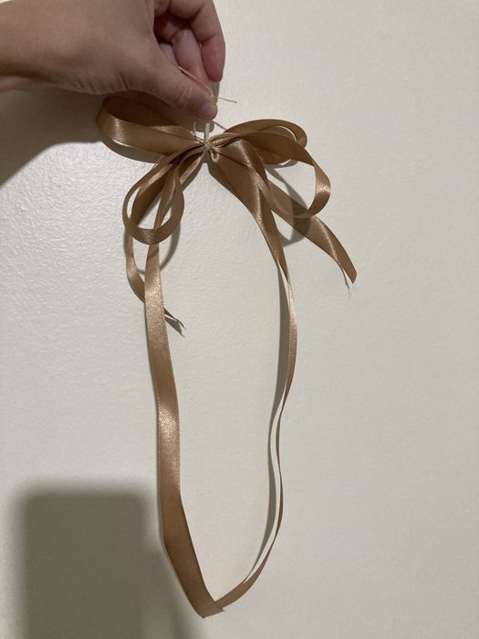Cones de cartolina e laços de fita