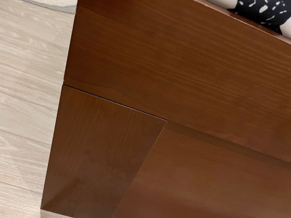 Cama casal com 2 mesas cabeceiras