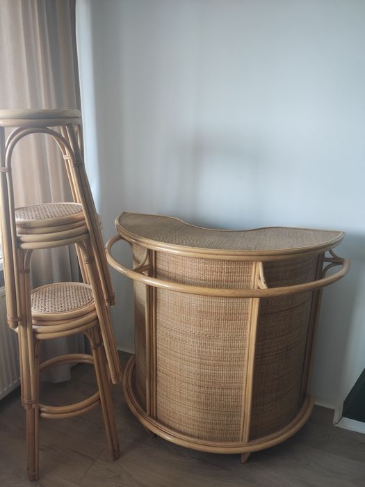 Rattanowy bar z hokerami – styl boho/retro, plecionka naturalna