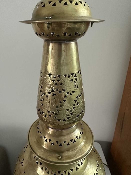Candeeiro de Mesa Gigante (80 cm) em Latão Perfurado – Estilo Marroquino / Boho