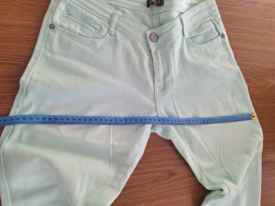 Damskie spodnie dżinsowe.