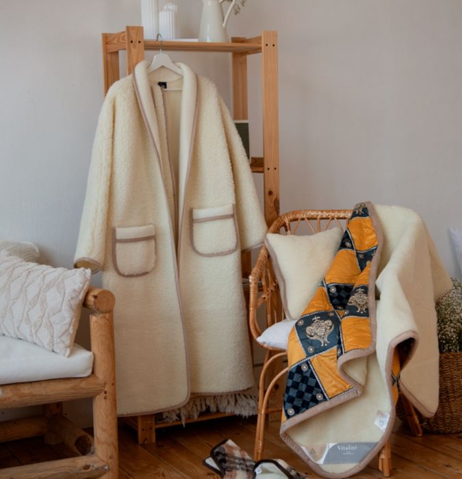 Халат жіночий з хутра мериноса розмір S-M

Колір - молочний 
Розмір S-