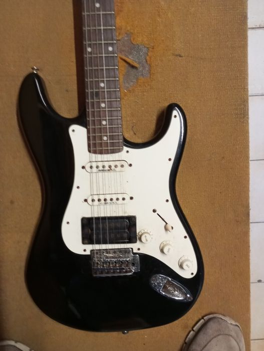 Guitarra ashton antiga