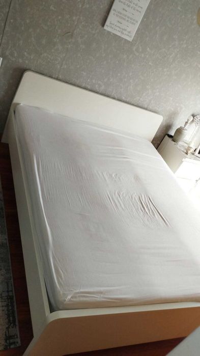Cama de casal com duas mesas de cabeceira