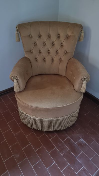 Poltrona antiga em veludo