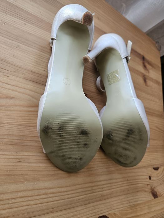 Ślubne buty na obcasie