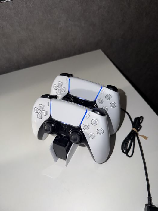 PS5 - slim + 2 джойстика и зарядка