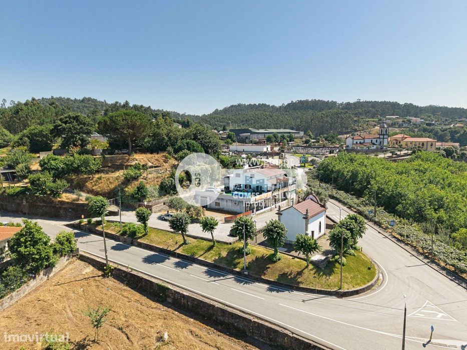 Moradia T3+1 com Espaços Comerciais – Ideal para Viver e Investir