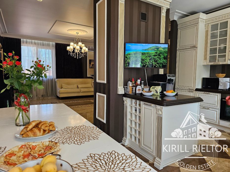 В городке "Золотые Ключи" продается дом с баней и бассейном