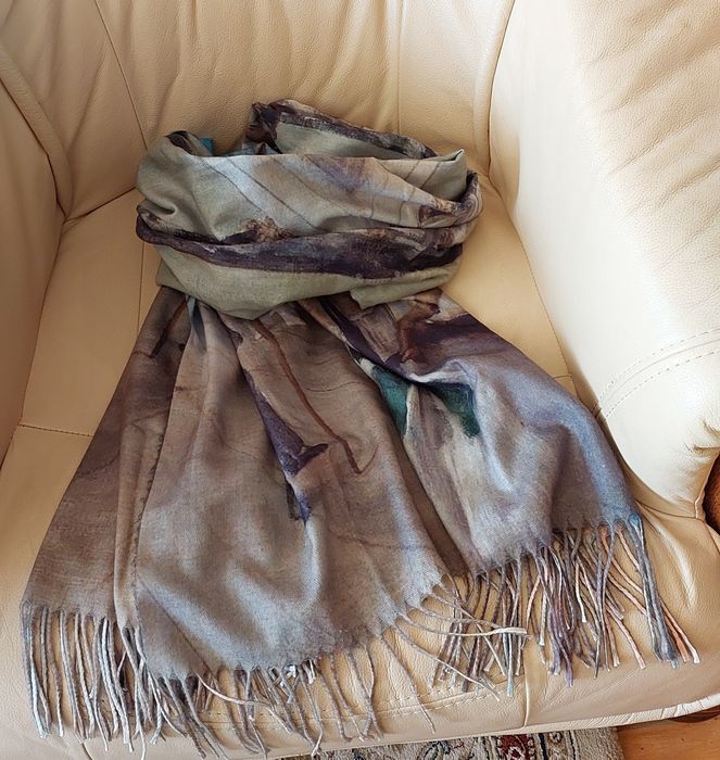 Продам жіночий шарф (палантин) з принтом