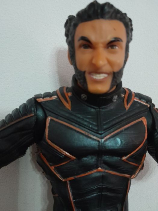 Wolverine com 30 cm Marvel