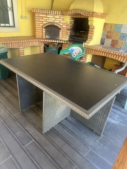 Mesa de jardim castanho