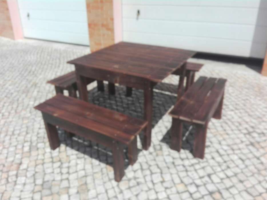 Conjunto de mesa e bancos de um metro.