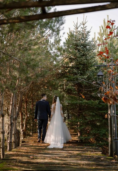 Piękna suknia ślubna księżniczka z długim welonem