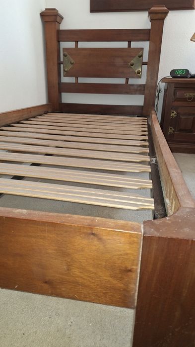 Camas de solteiro em madeira maciça