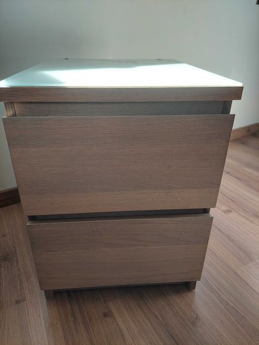 Mesa cabeceira Malm com tampo de vidro