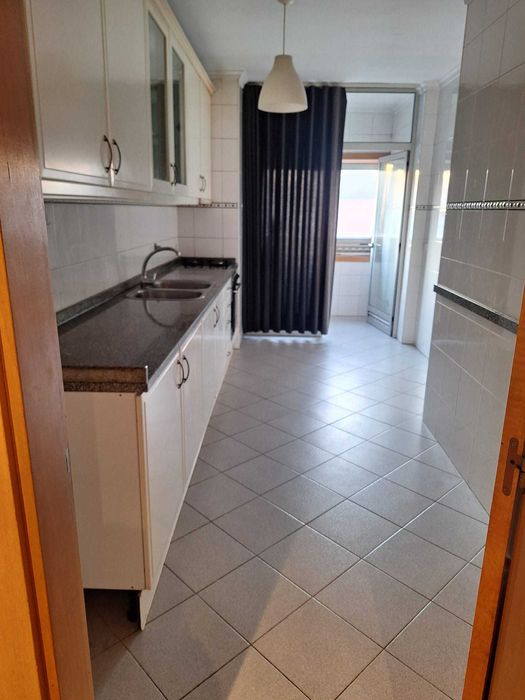 Apartamento T2 Com Garagem Para Arrendamento Em Astromil, Paredes