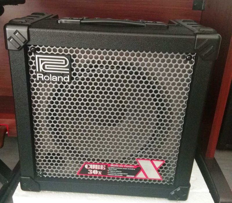 ROLAND amplificador de guitarra