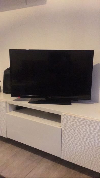 Tv Kunft como nova. Vai com comando e cabo.