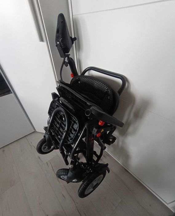 Lekki wózek inwalidzki elektryczny