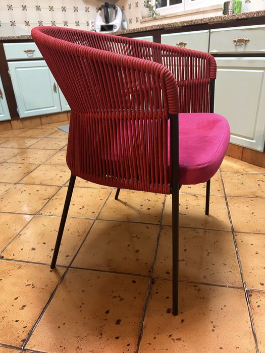 Cadeira Veludo Rosa e Corda Vermelha