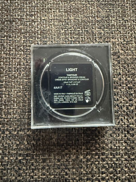 Huda Beauty Tantour Light Bronzer na mokro