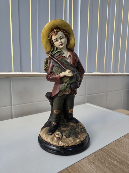 Estátua "Rapaz do Campo" em Marfinite – Pintada à Mão