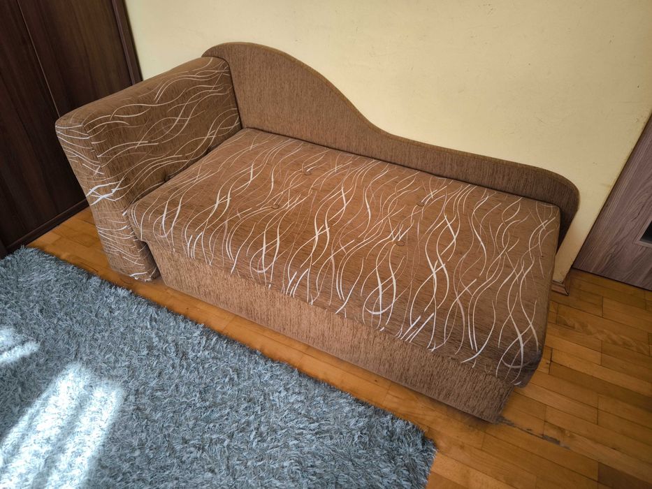 Brązowa, rozkładana sofa