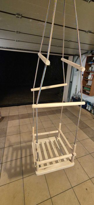 Drewniana huśtawka dla dziecka – regulowane boki, łatwy montaż