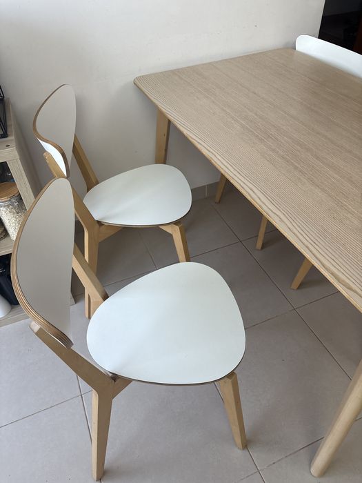 Vendo mesa e 4 cadeiras