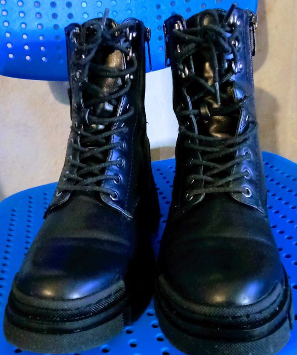Botas de cabedal cor preta seminova