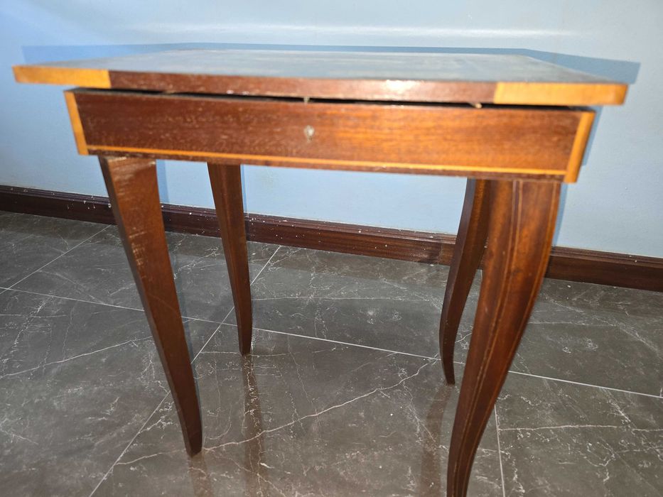 Mesa pequena de música em madeira