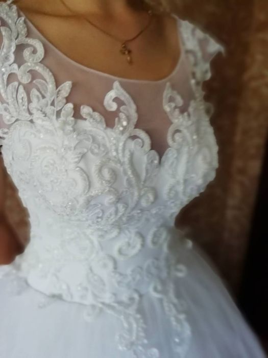 Пишна весільна сукня
