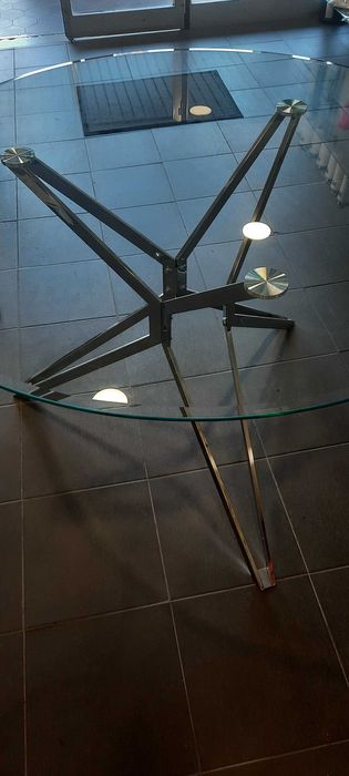 Round Glass and Stainless Steel Table64284157278977122