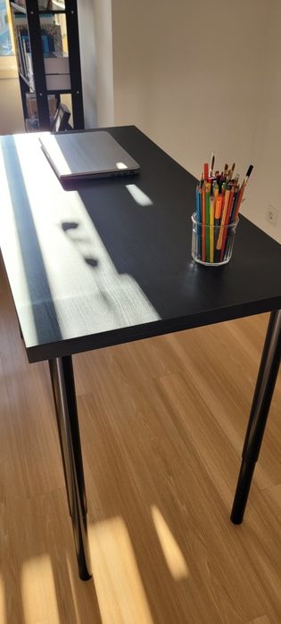 Secretária/Mesa cor preta.