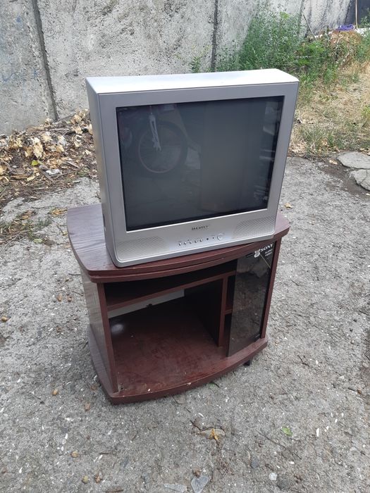 Продам телевизор с тумбой