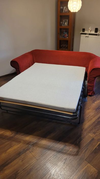 Bordowa sofa w stylu IKEA