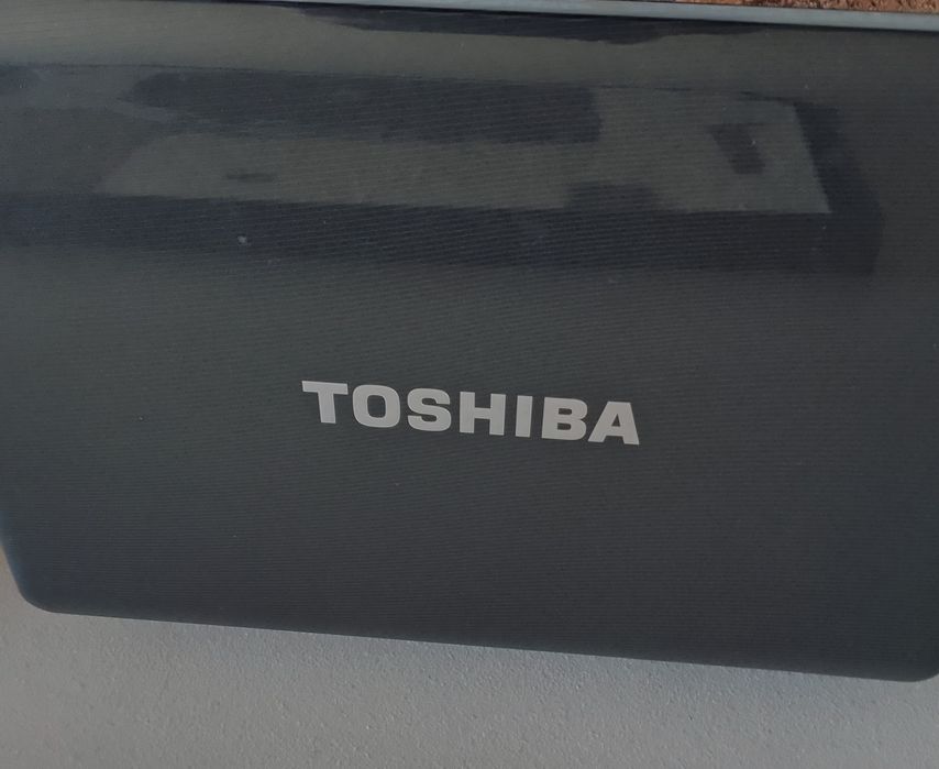 Computadores Toshiba e ASUS