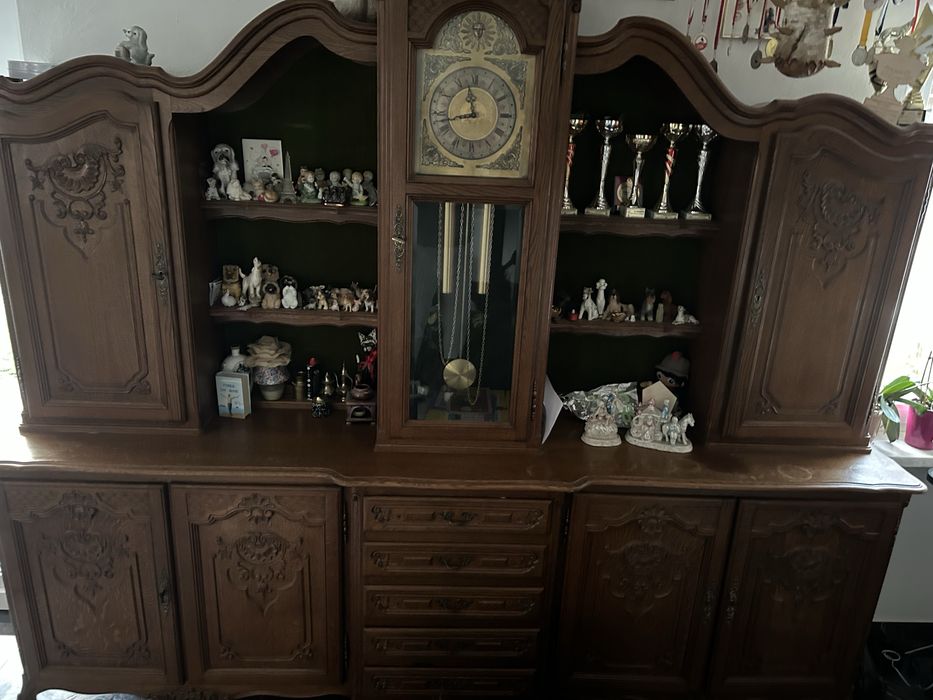 Stylowy kredens z zegarem