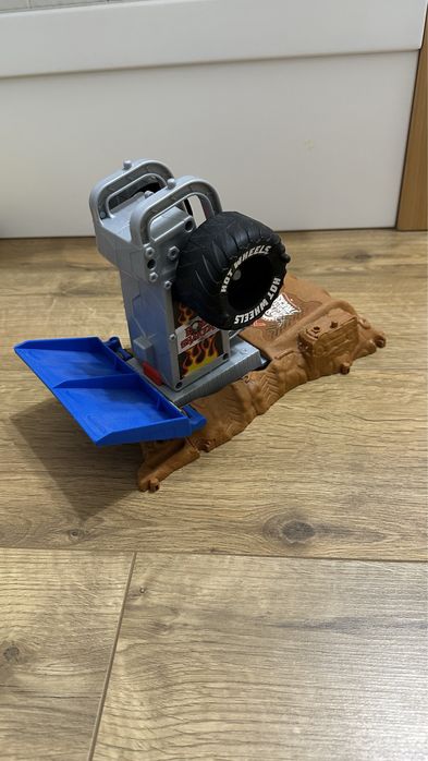 Hot wheels арена монстертрак