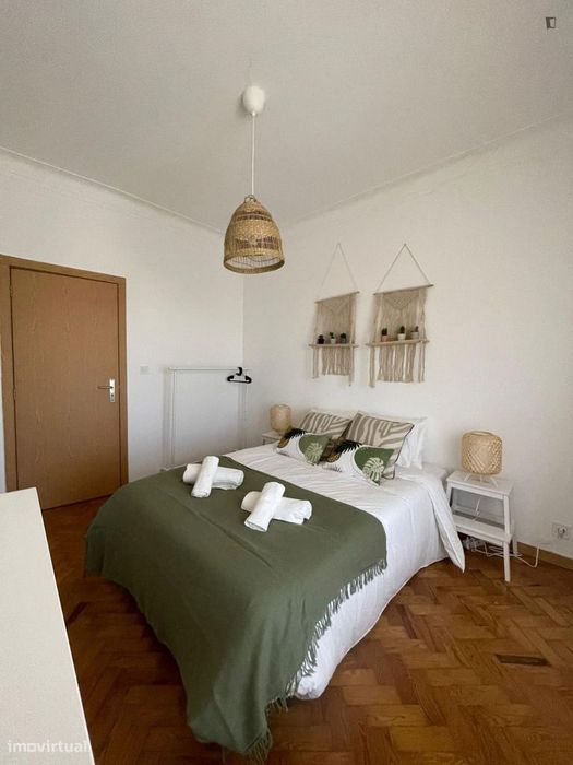 Quarto - localizado em Xabregas Lisbon