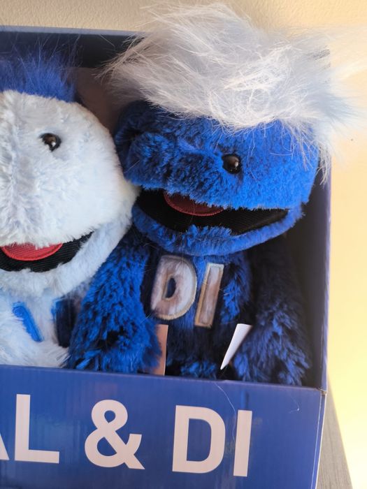 Pelúcias Al & Di
Conjunto de pelúcias Al & Di.

- Pelúcia azul com cab
