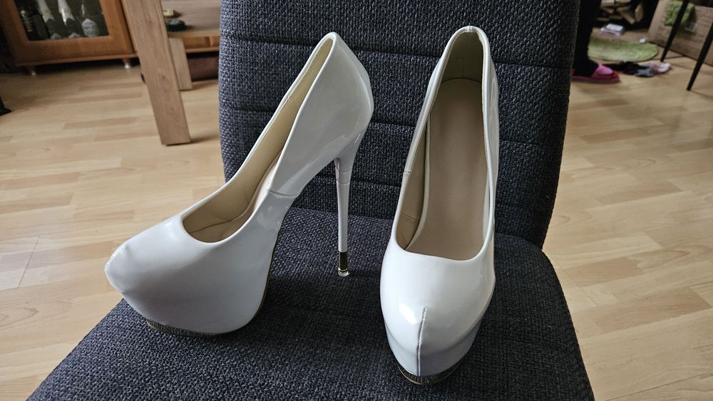 Szpilki nr 39 platformy białe lakierki - nowe