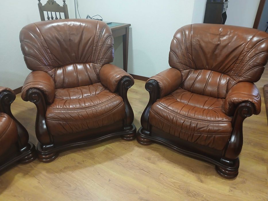 Sofá e 2 poltronas em  pele genuína e em madeira