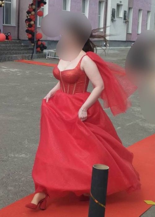 Червона випускна пишна сукня з напиленням