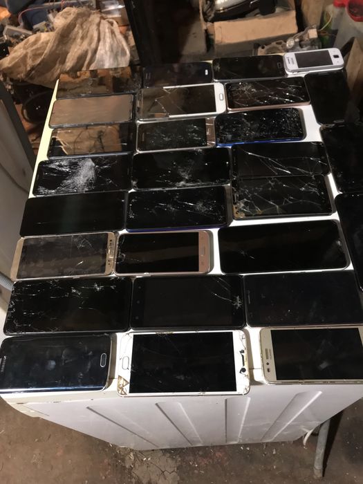 Лот телефонів сенсорні і є кнопкові