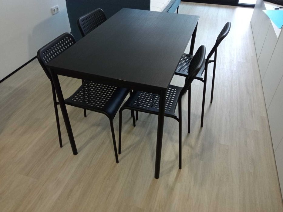 Conjunto Mesa (com 4 cadeiras) e Cama (com colchão)